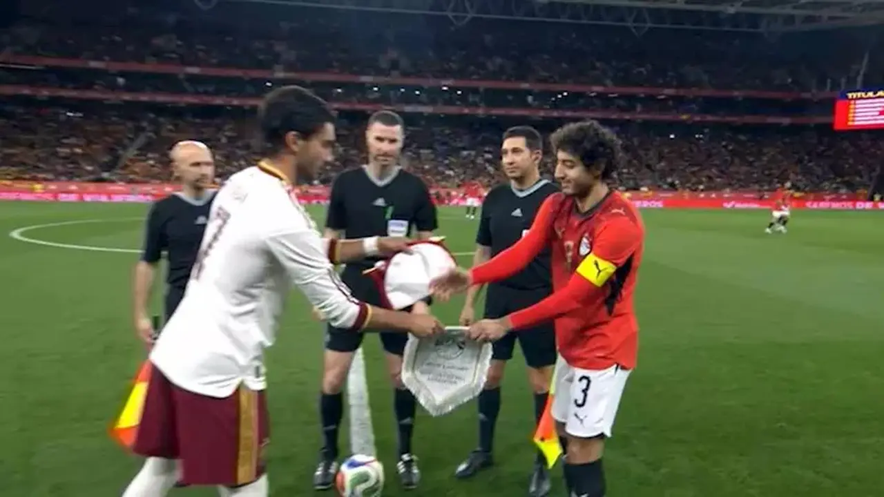 إبراهيم حسن يحمل علم مصر في لقطة لافتة عقب مواجهة إسبانيا